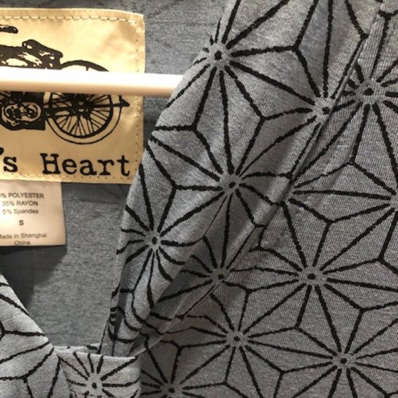 Effie’s Heart NWT blue black pattern top size S - Picture 3 of 5
